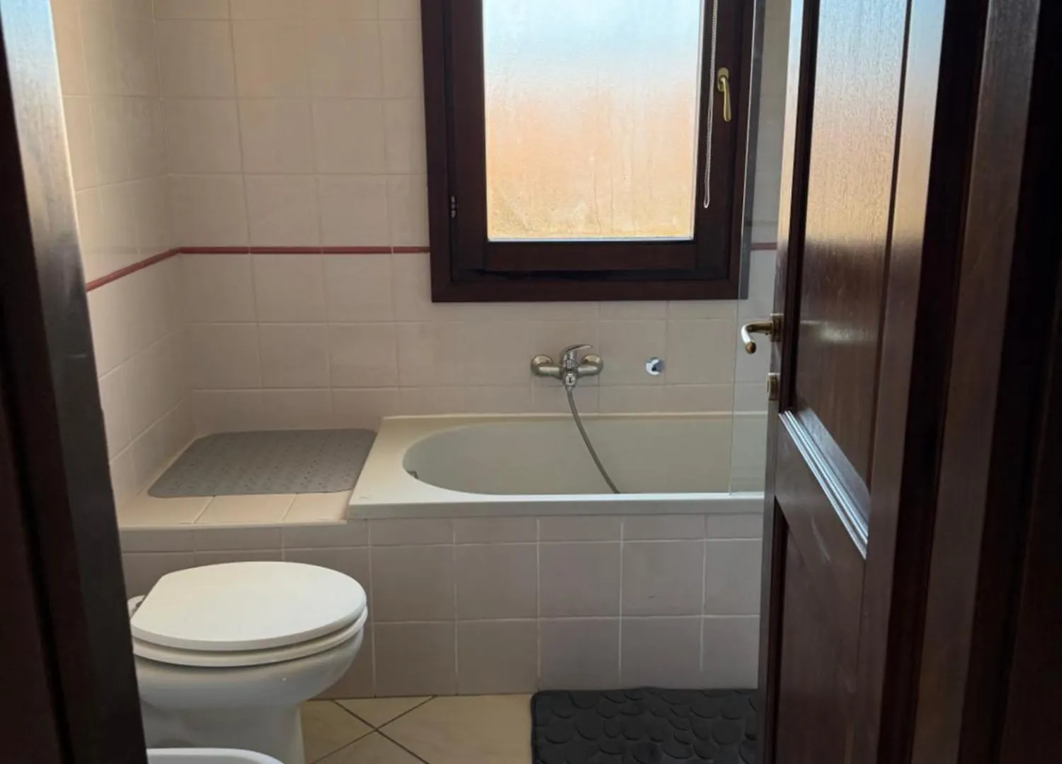 Dekag House Bed and Breakfast Όλμπια