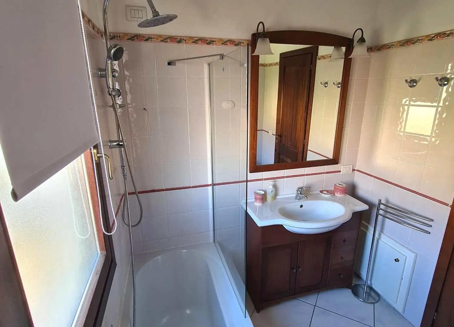 Dekag House Bed and Breakfast Όλμπια