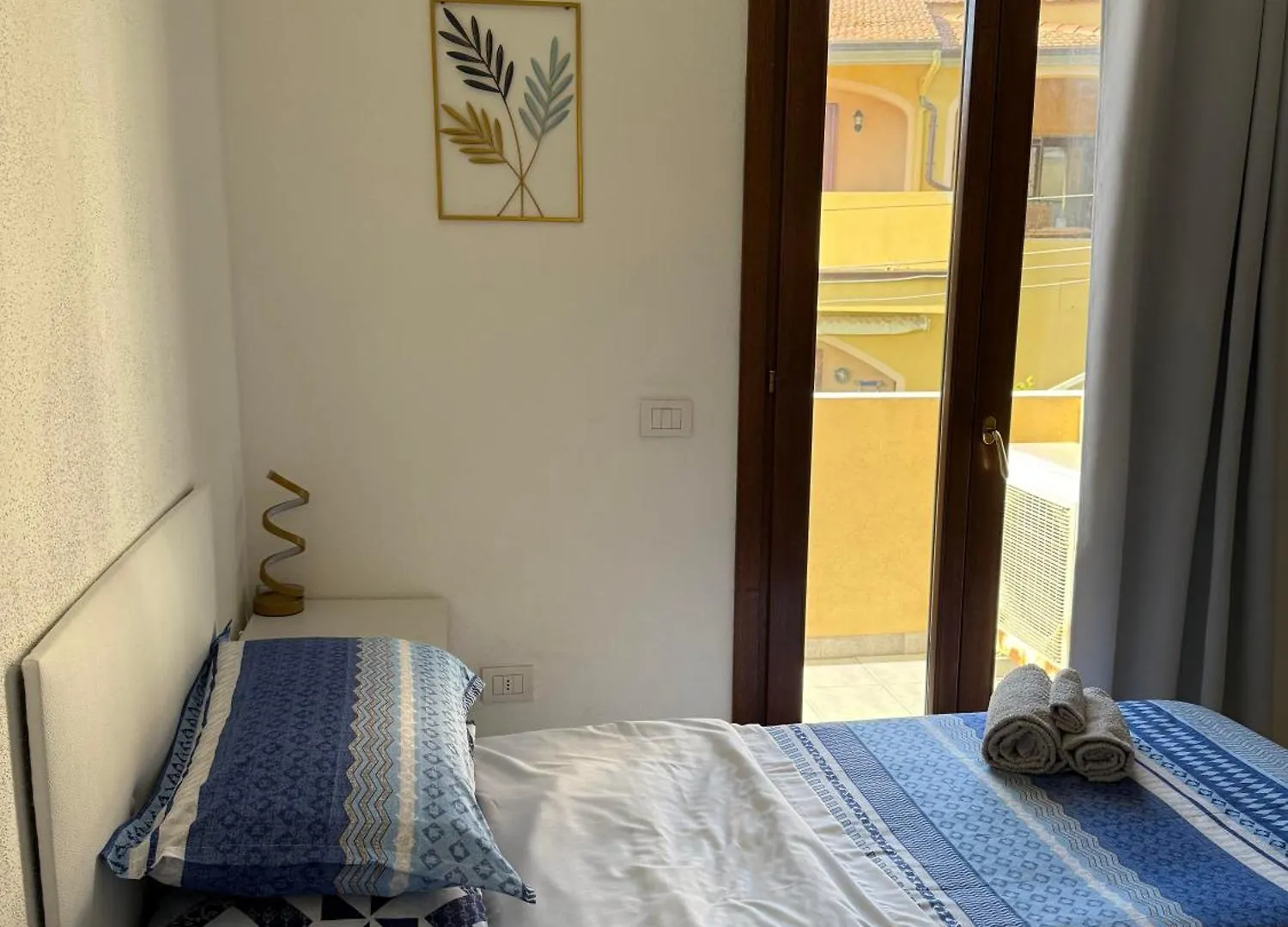 Dekag House Bed and Breakfast Όλμπια